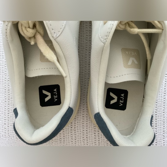 Veja White and Cream Sneakers for Casual Elegance - Picture 7 of 9